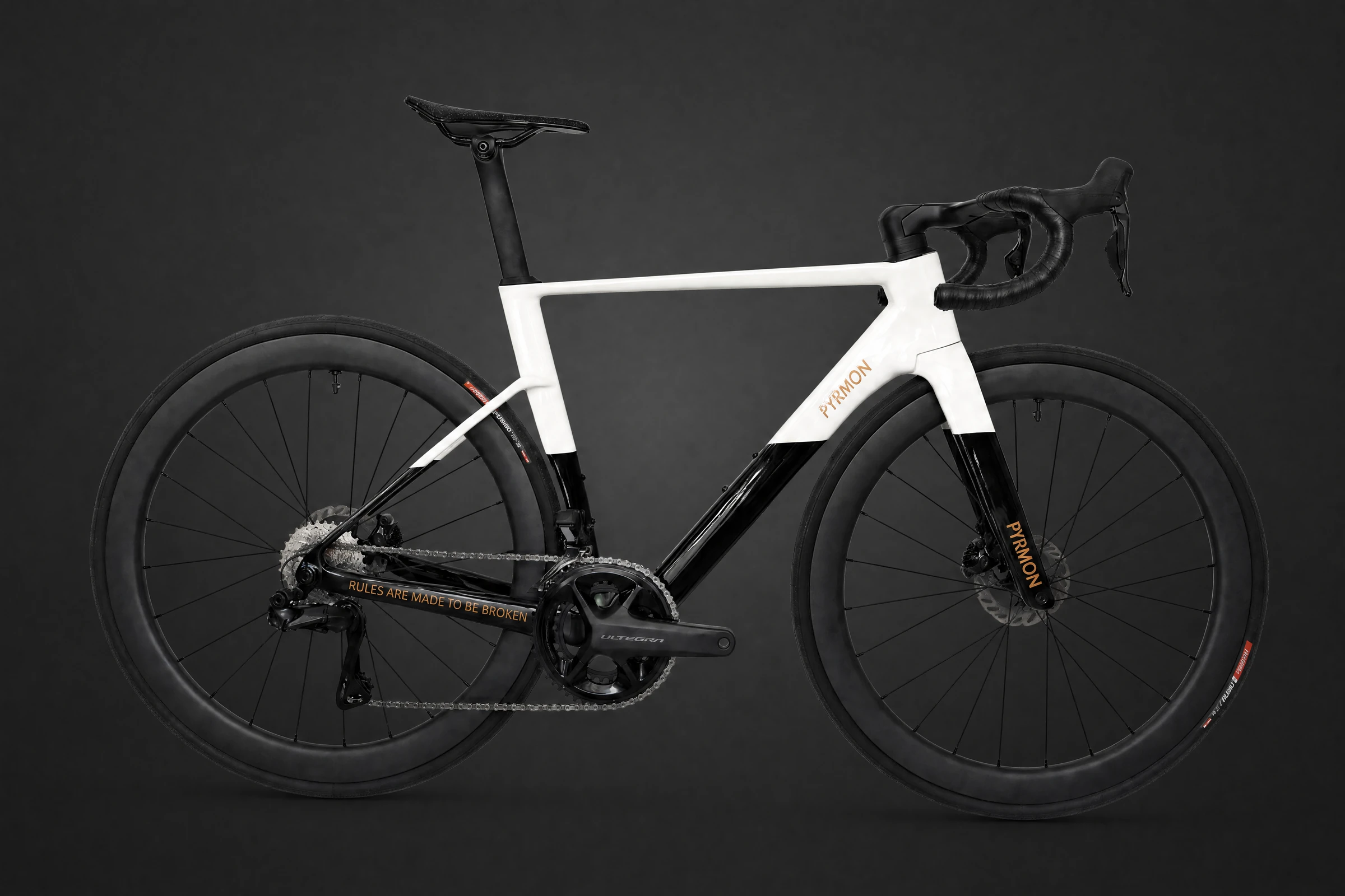 PYRMON Carlit sobre fons fosc, bicicleta de carretera aero de carboni