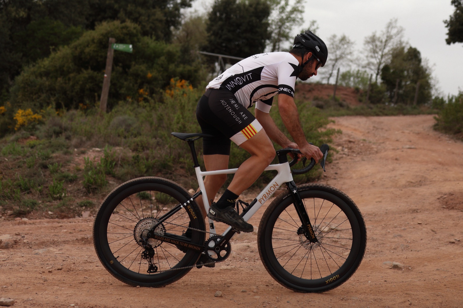 Ciclista amb una bicicleta gravel de carboni per camins de terra